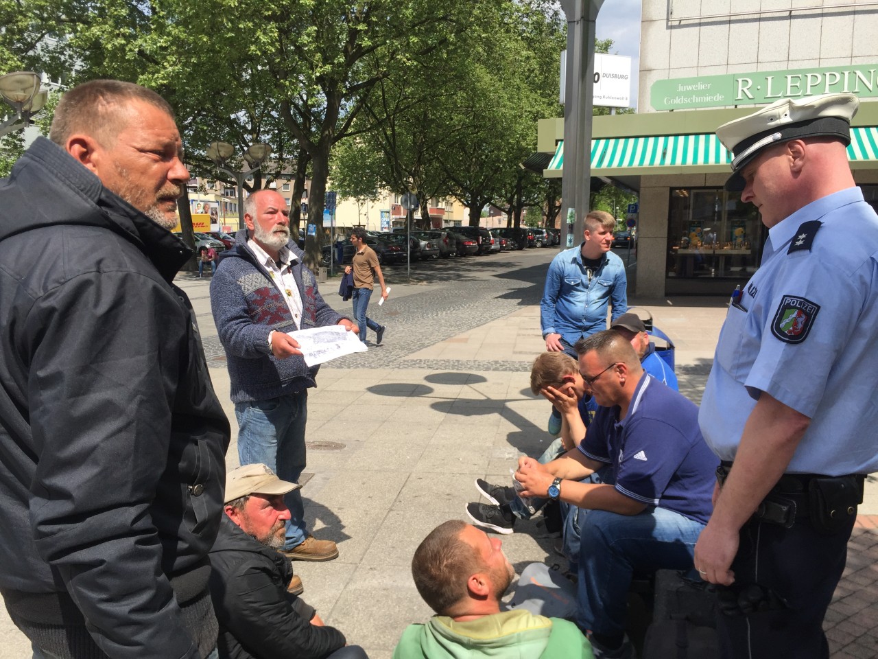 Auch die Polizei spricht mit den Obdachlosen in der Innenstadt. Links stehen Mücke und Alex.