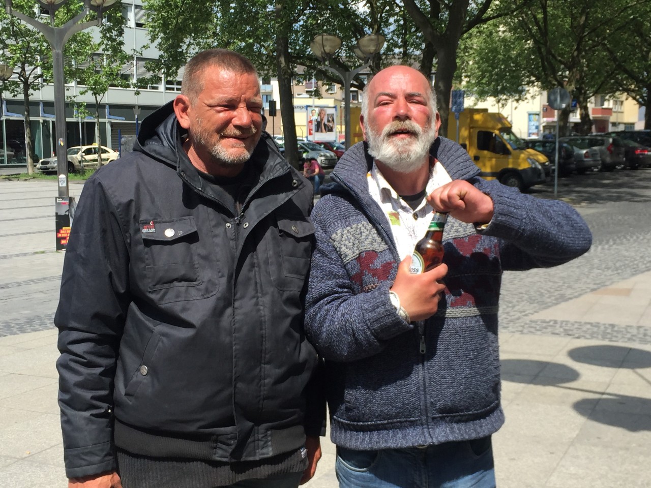 Mücke und Alex leben in einer Kommune aus Zelten. Tagsüber treffen sie sich in der Innenstadt.