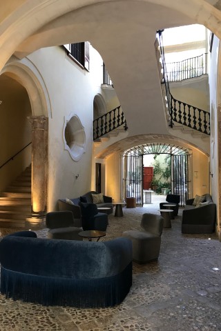 Der prächtige Patio mit seinen gotischen Alabastersäulen und der großen Freitreppe. 