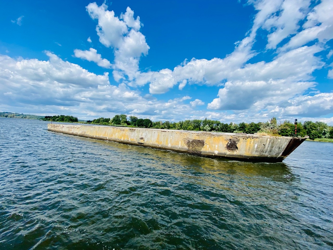 Das Wrack des Betonschiffs „Ulrich Finsterwalder“ im Dammscher See.