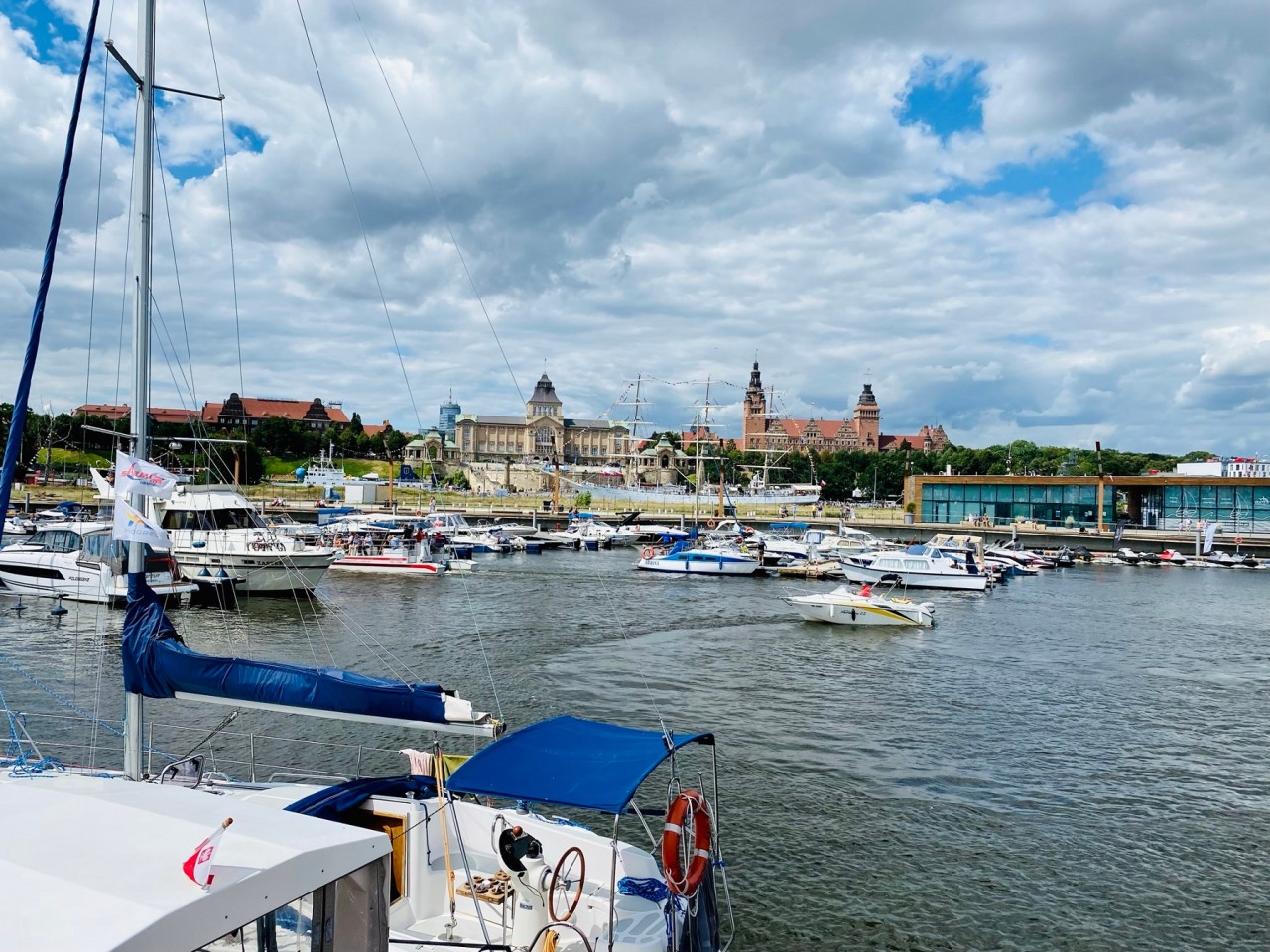 Die Marina liegt direkt gegenüber der Hakenterrasse. 
