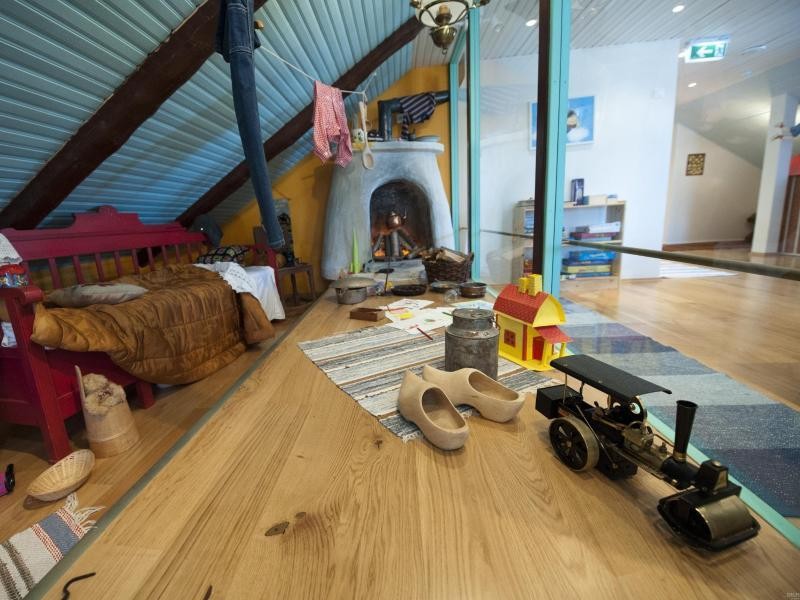 Ein Kinderparadis der etwas anderen Art - in Ilons Wunderland in Haapsalu brennt das Feuer im Ofen und auf dem Boden stehen Holzschuhe, wie in den Kinderbüchern von Ilon Wikland.