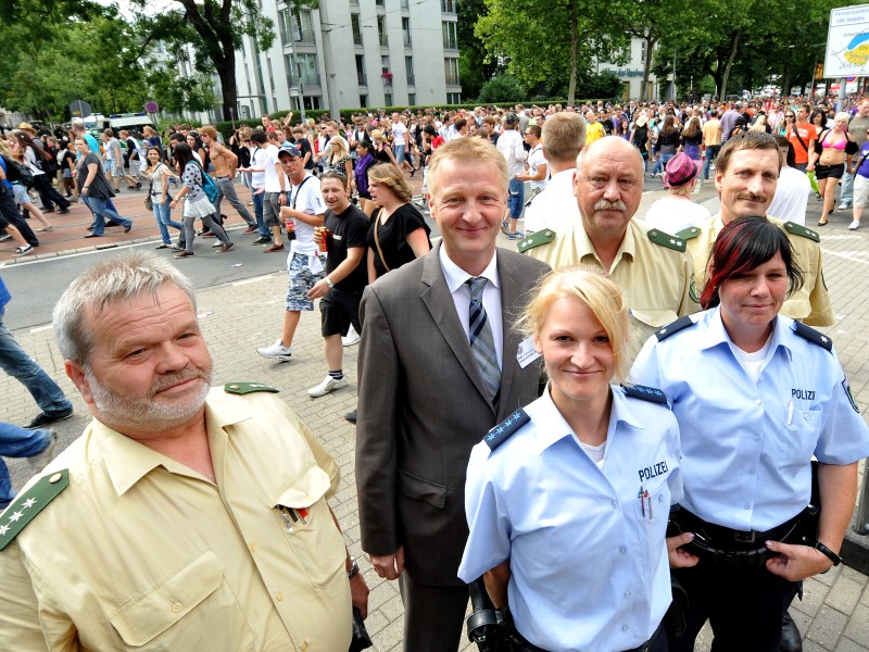 Nicht nur bei der Planung machte die Polizeiführung eine schlechte Figur. Zeugen vermitteln den Eindruck, in der Einsatzzentrale im Polizeipräsidium sei es  zugegangen wie in einem Taubenschlag. Von mindestens drei Besuchergruppen ist die Rede, die in der kritischen Zeit zwischen 14.30 Uhr und 16 Uhr in der Stabsstelle aufmarschierten. Auch Innenminister Ralf Jäger (SPD) kam samt Begleitung. Er sprach mit Polizeiführer Kuno Simon und ...