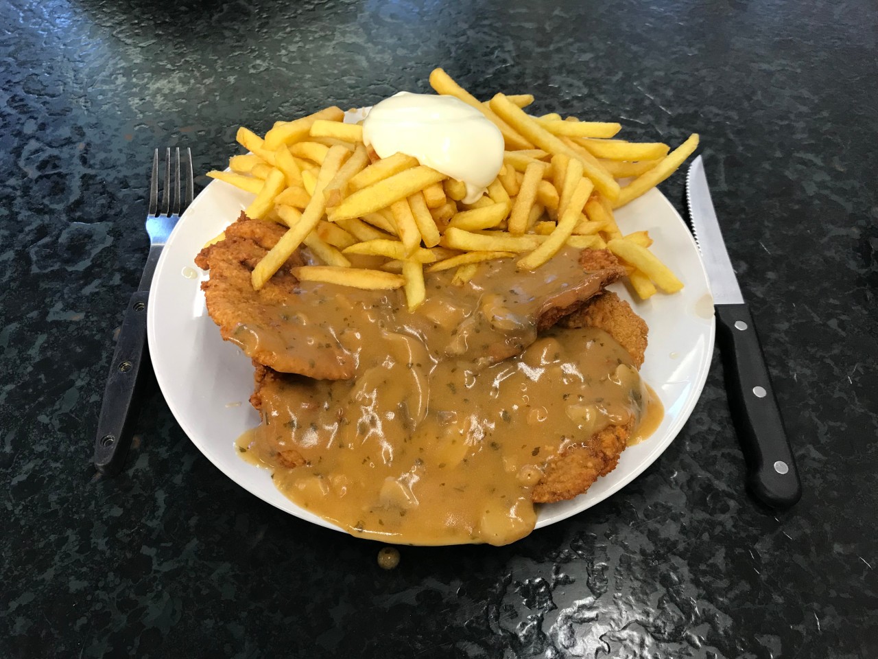 Wie schmeckt das Jägerschnitzel beim Luhns Grill in Bochum? Wir haben es getestet.