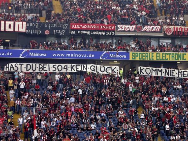 ... und schrieben Hast du bei S04 kein Glück komm nie mehr zurück auf ein Plakat. Außerdem waren sie ...