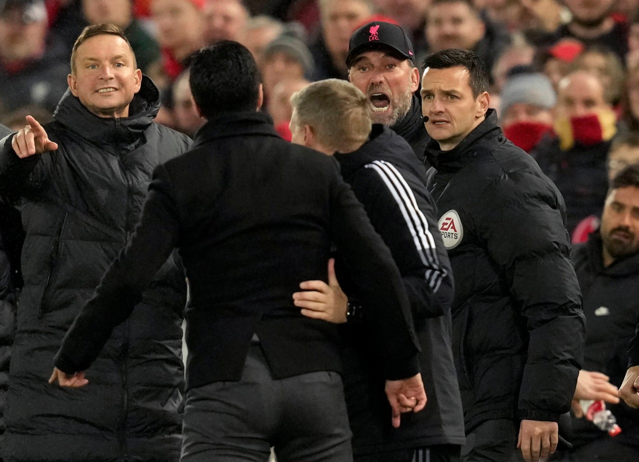 Jürgen Klopp fuchsteufelswild beim Spiel gegen FC Arsenal. 