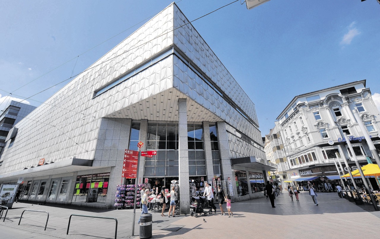 Der Umbau des Dortmunder Karstadt-Technik-Hauses  an der Kampstraße verzögert sich. Die Immobilie sollte ursprünglich schon im Frühjahr 2012 mit neuem Einzelhandelskonzept eröffnet werden. Foto: Franz Luthe