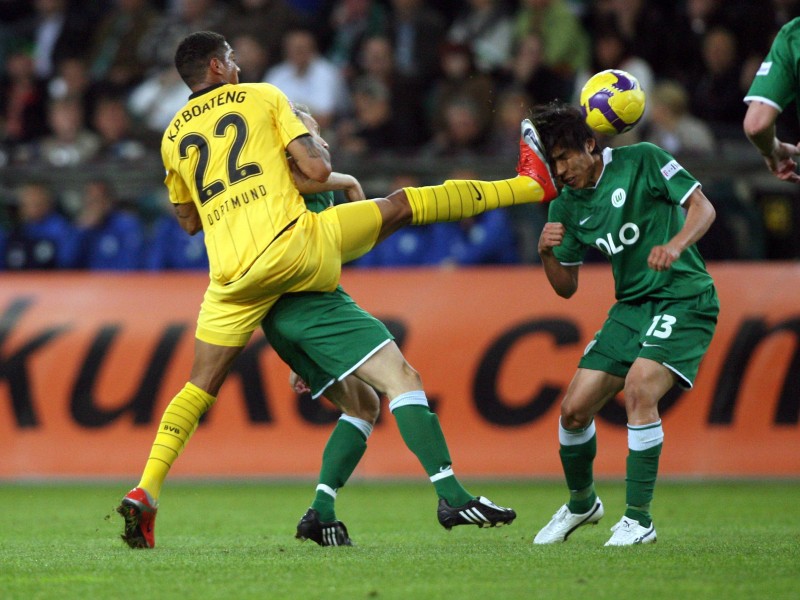 Auch Kevin-Prince Boateng schafft es in die Liste der größten Skandalnudeln beim BVB. Bemerkenswert dabei: Er brauchte dafür nur ein halbes Jahr. Sein „Bad Boy“-Image verschärfte sich, als er im Spiel gegen den VfL Wolfsburg Makoto Hasebe am Kopf traf und folgerichtig die Rote Karte sah. Die Bild titelte daraufhin „RAMBOateng“. Dass dieser Ruf nicht ganz unbegründet war, kann ein gewisser Michael Ballack bestätigen. Die Kaufoption nach der halbjährigen Leihe zog der BVB verständlicherweise nicht.