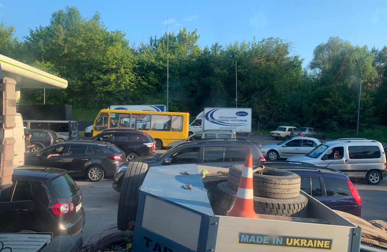 Sobald es irgendwo Benzin an einer Tankstelle in der Ukraine gibt, kommt es zu langen Schlangen.