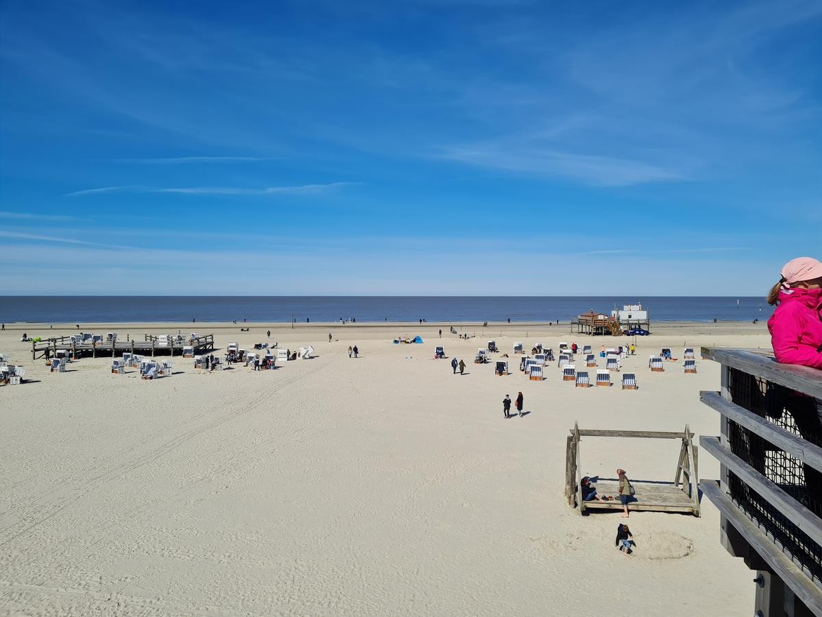 Kilometerlang und teils auch kilometerbreit: Für seinen Sandstrand ist St. Peter-Ording zurecht berühmt. 
