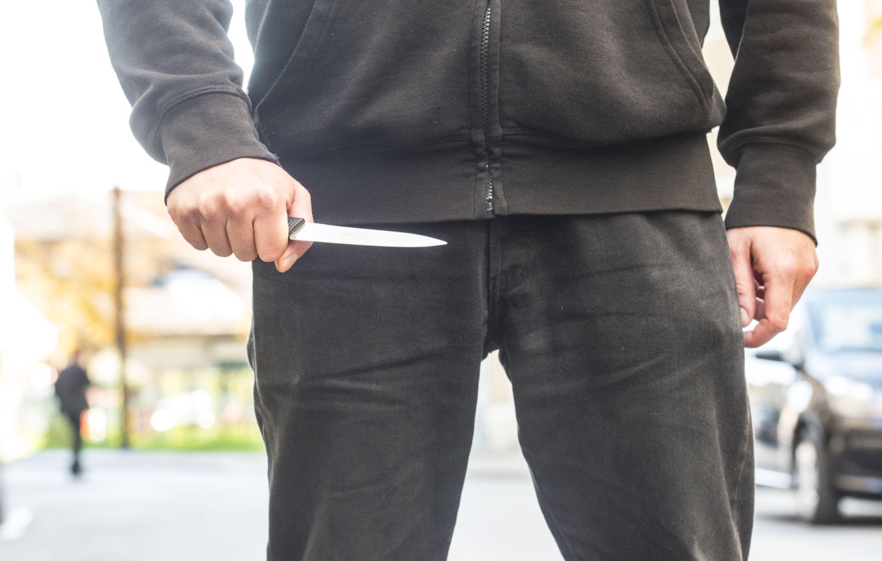 Ein Jugendlicher stach in Köln mit einem Messer auf einen Mann ein. (Symbolbild)