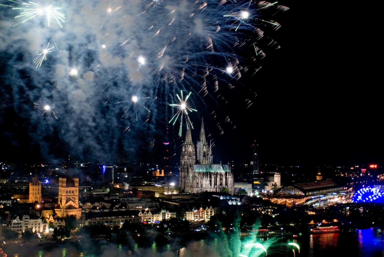 Vom Wasser aus haben Touristen in Köln einen guten Blick aufs Silvester-Feuerwerk.