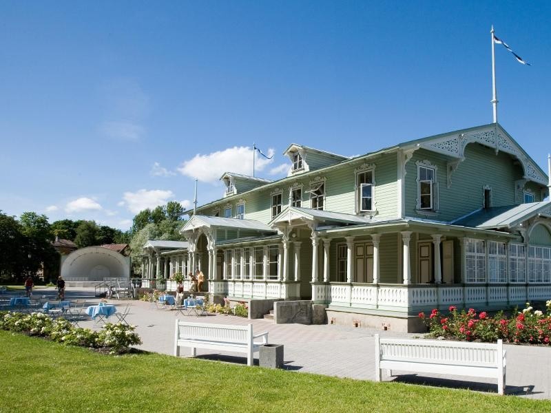 Kurhaus mit Ostseeblick - zum Erholen und Entspannen kommen die Gäste schon seit vielen Jahrzehnten nach Haapsalu.