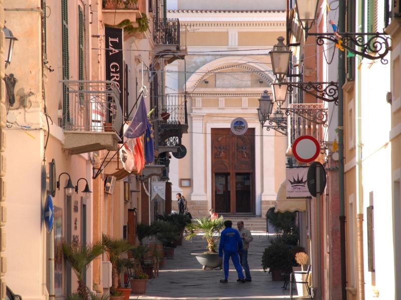 Abwechselung vom Naturerlebnis: In der Altstadt von La Maddalena lässt es sich gut bummeln.