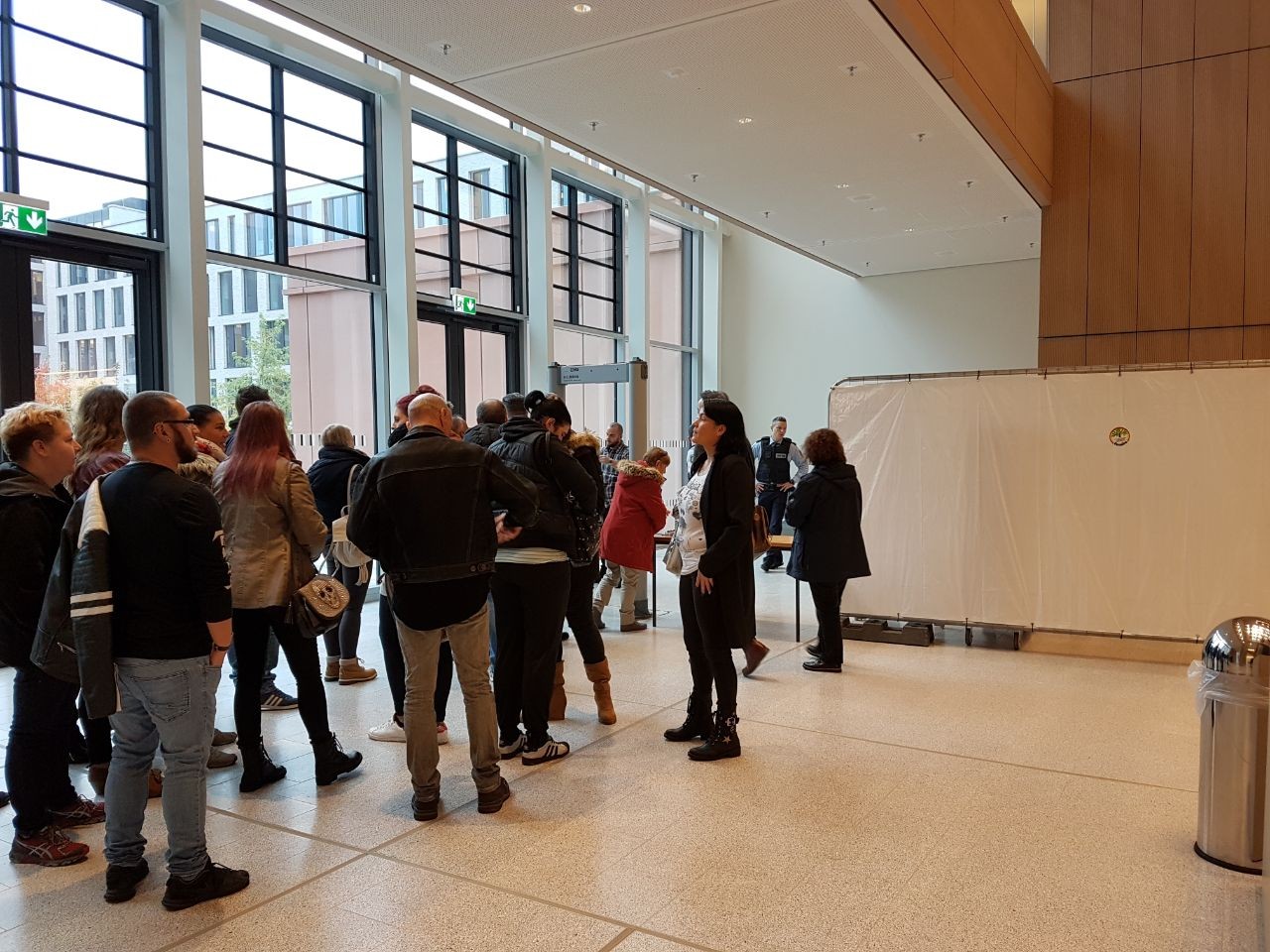 Prozess gegen Marcel Heße im neuen Justizzentrum Bochum. Der Verhandlungssaal liegt hinter Sichtschutz, die Sicherheitsvorkehrungen sind weiter hoch.