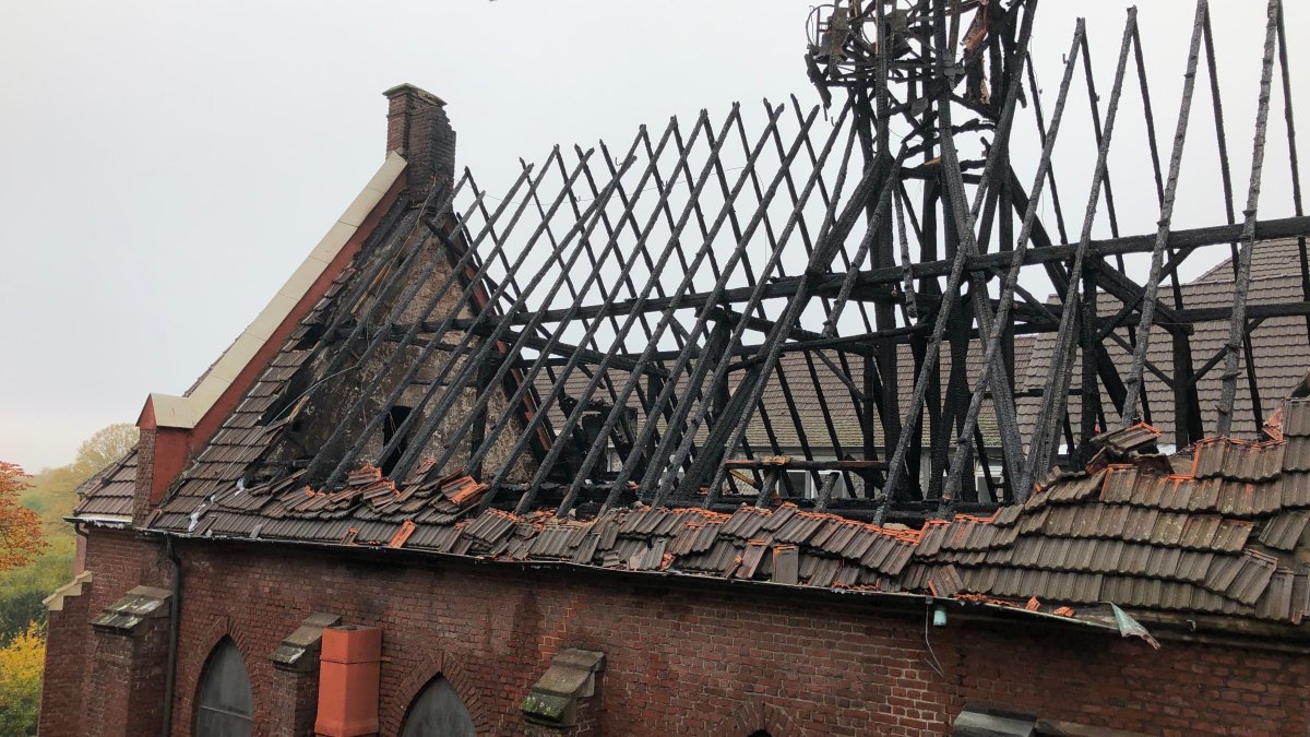 Lost Places NRW: Feuer in altem Krankenhaus in Duisburg - Großeinsatz für die Feuerwehr
