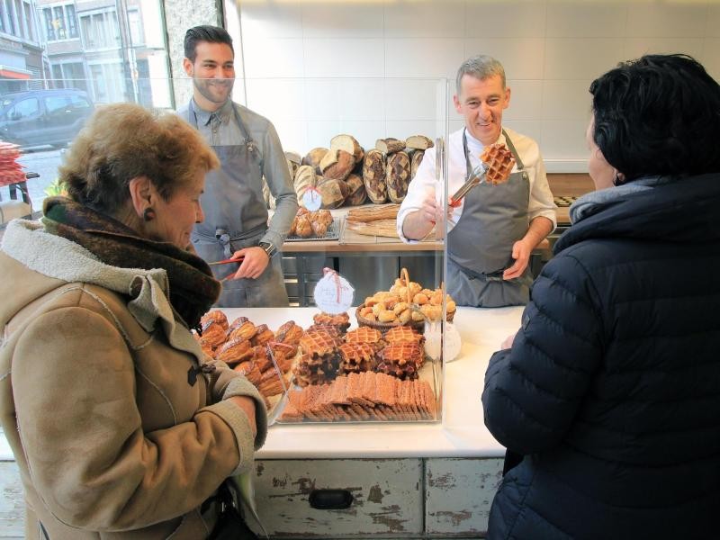 Klein, rund, süß: So sind die Lütticher Waffeln von Eric Michaux (r).