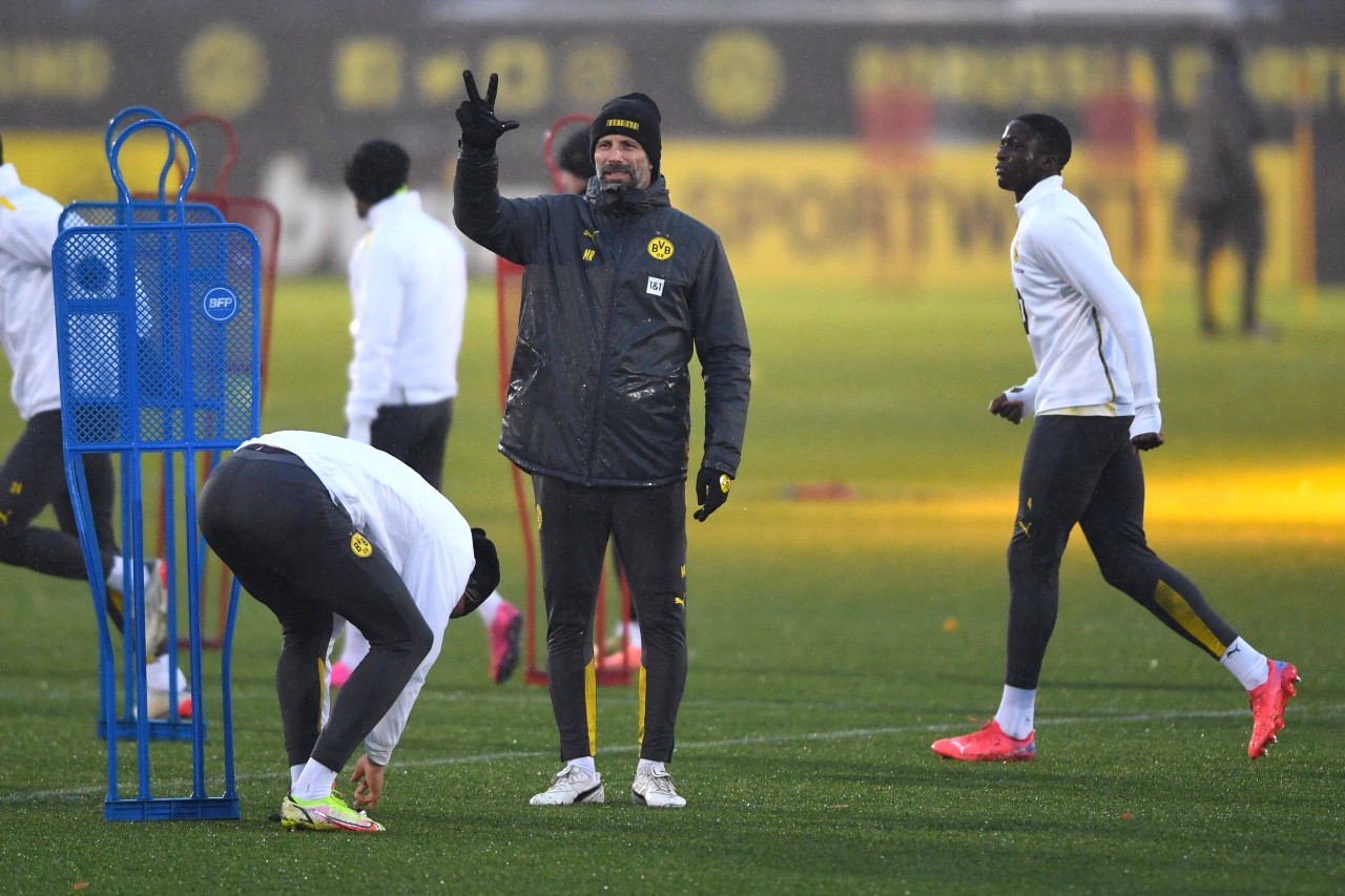 Marco Rose guckt im Training ganz genau hin.