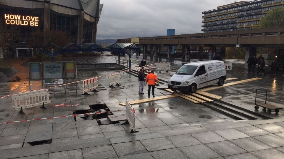 Dieser Mercedes wurde auf dem Campus in Bochum im wahrsten Sinne vom Erdboden verschluckt.