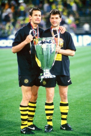 Platz 1: Er prägte den Verein wie kein zweiter in der jüngeren Geschichte: Michael Zorc (rechts). Hier hält er zusammen mit Heiko Herrlich den soeben gewonnen Champions Laegue Pokal nach dem 3:1-Finalsieg über Juventus Turin in der Hand. In unfassbaren 571 Spielen erzielte er 159 Treffer und blieb dabei seinen Farben stets treu.