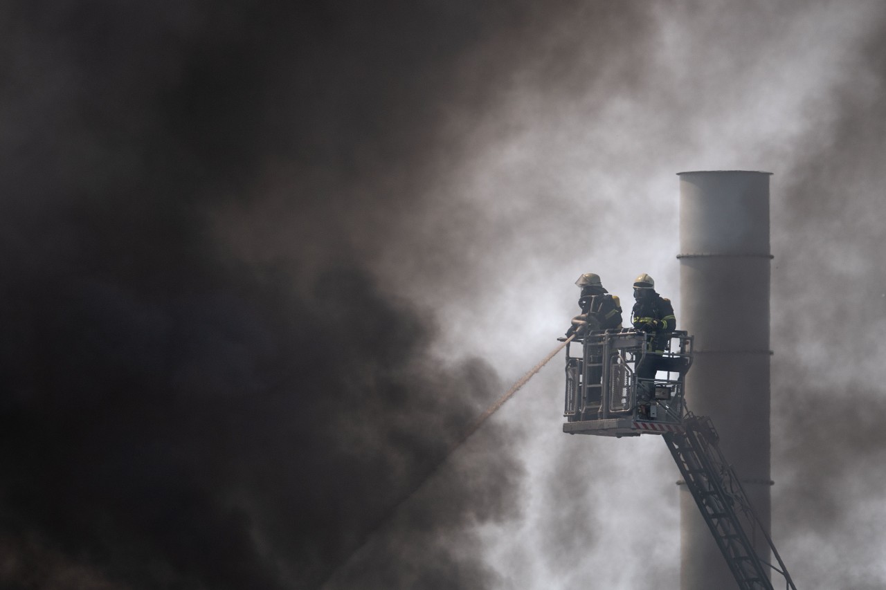 Die Feuerwehr löschte ein Feuer in einer Lagerhalle in Neuss. (Symbolbild)