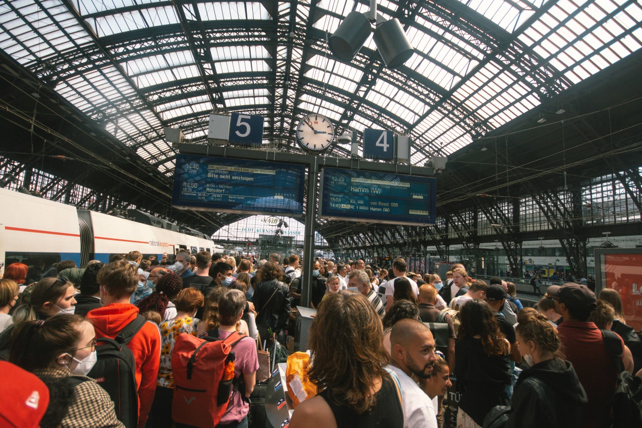 Die Bahn rechnet mit dem Sommerferien-Beginn in NRW mit großem Chaos an den Steigen.