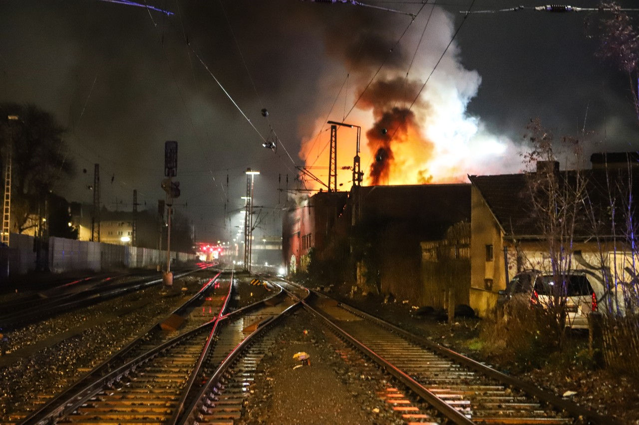 Flammen schlagen aus dem Dach der Zinkerei in Hagen-Hohenlimburg (NRW) aus.