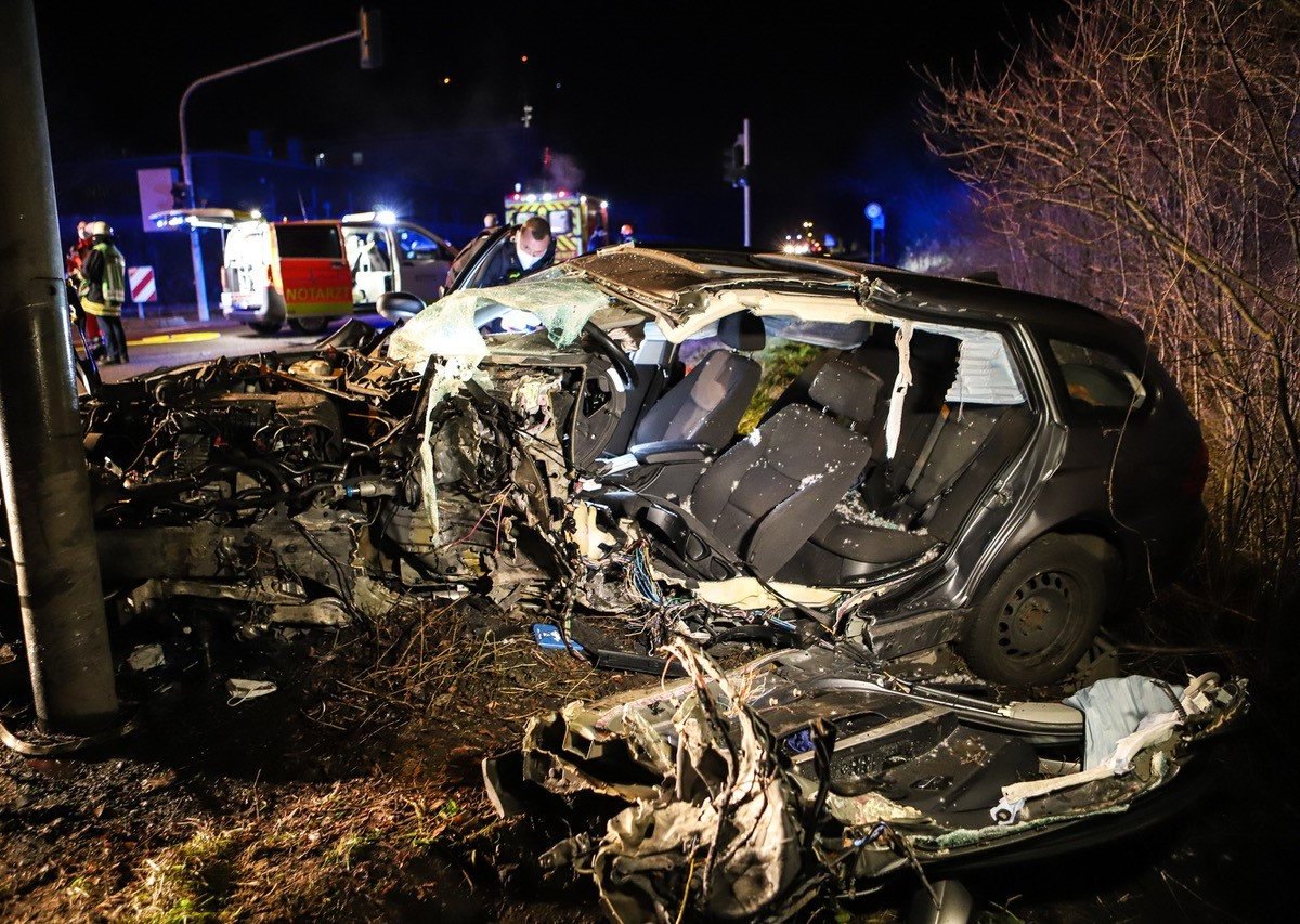 NRW: Schrecklicher Unfall! Bmw-Fahrer rast gegen Ampel – Rettungshubschrauber im Einsatz