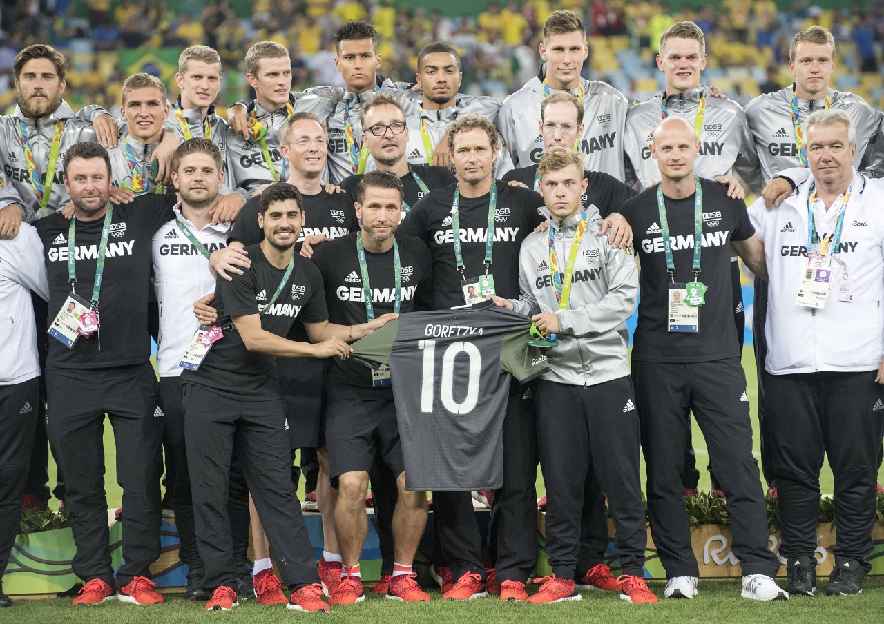 Erst zeigte nur Schalkes Max Meyer das Trikot von Leon Goretzka - später folgte die ganze Mannschaft.