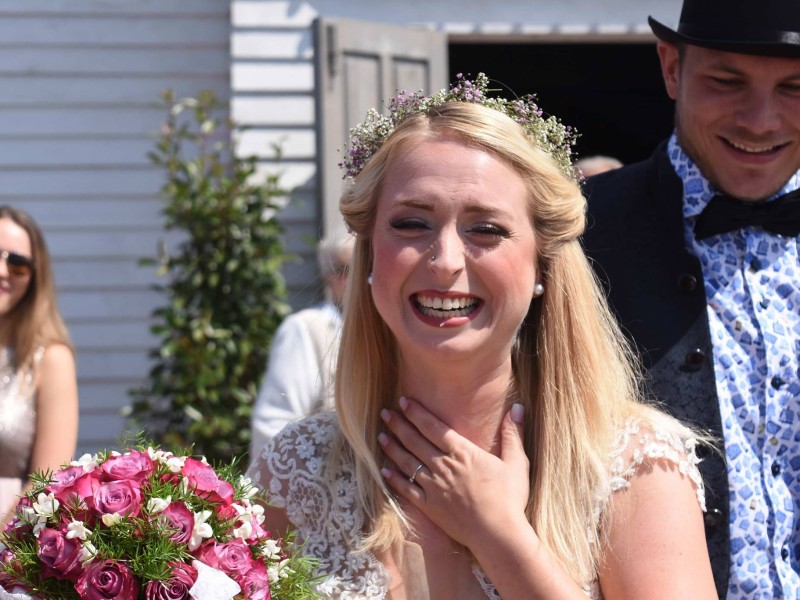 Strahlende Braut: Julia (25) ist glücklich.