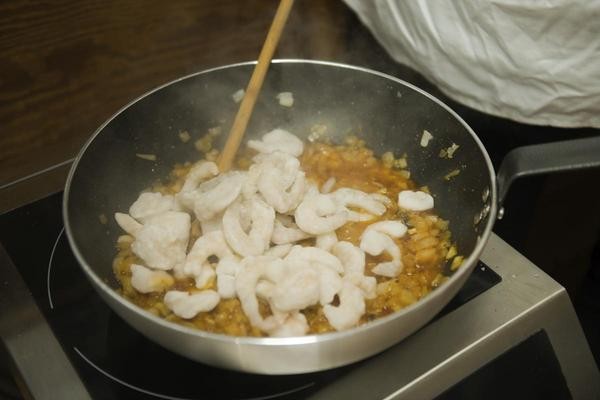 In die Peru-Kartoffeln kommen jetzt Gambas statt Hackfleisch. 