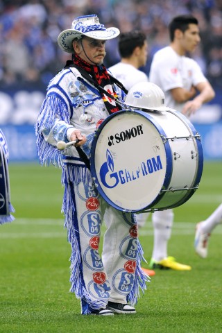 Franz Drews:
Der Schalke-Franz ist der Fair-Play-Fan der Schalker. Wegen seines Engagements gegen Rassismus und Gewalt bekam er bereits die Fair-Play-Plakette der Deutschen Olympischen Gesellschaft.