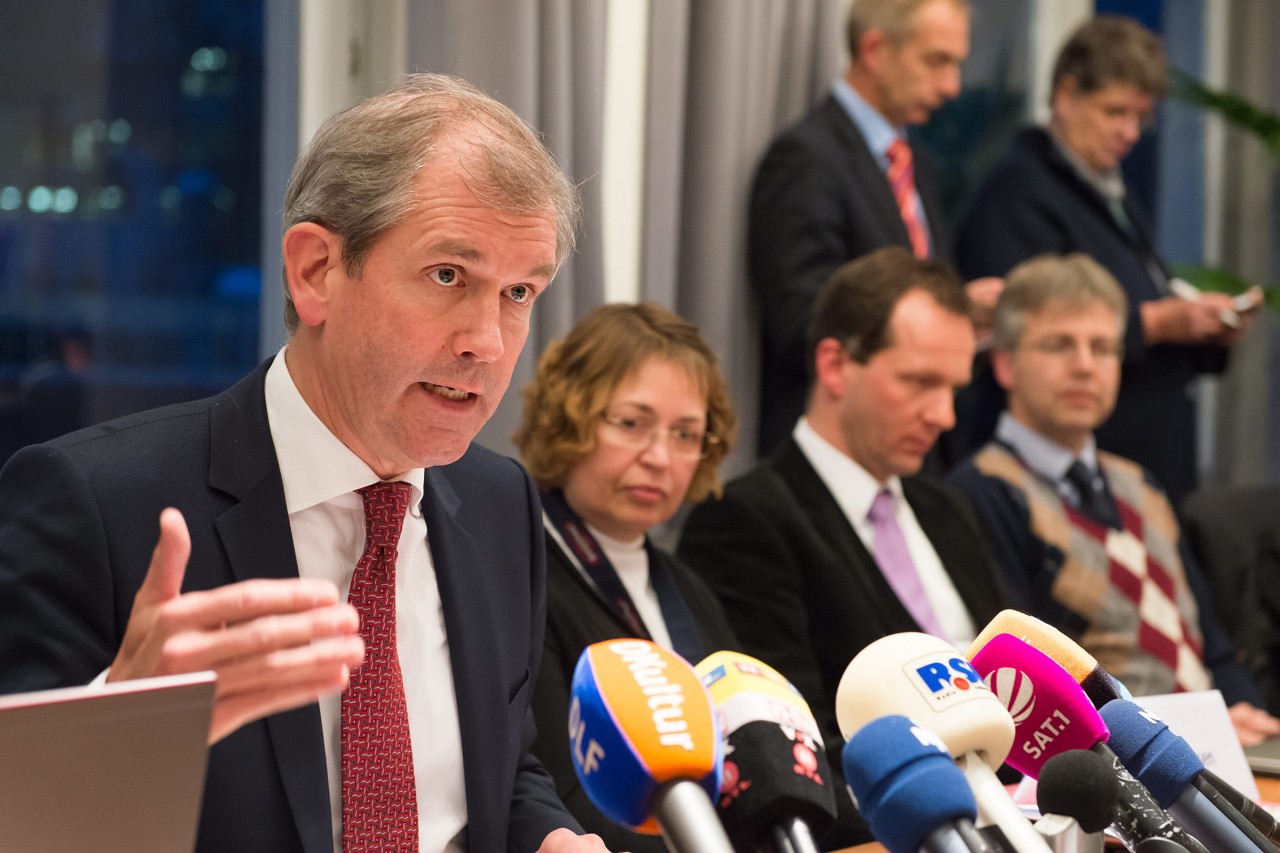 Professor Jens Scholz (links), hier auf einer Pressekonferenz 2015. 