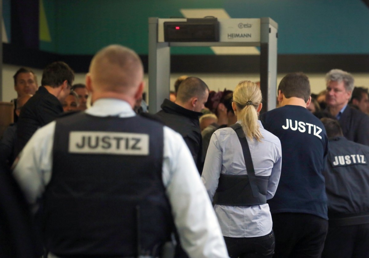 Marcel-Heße-Prozess: Andrang vor der Sicherheitsschleuse im Landgericht Bochum., Michaela W. (zweite von links) und Jeanette R. (zweite von rechts) fixieren Marcel Heße mit ihren Blicken. Der reagiert unbeeindruckt.