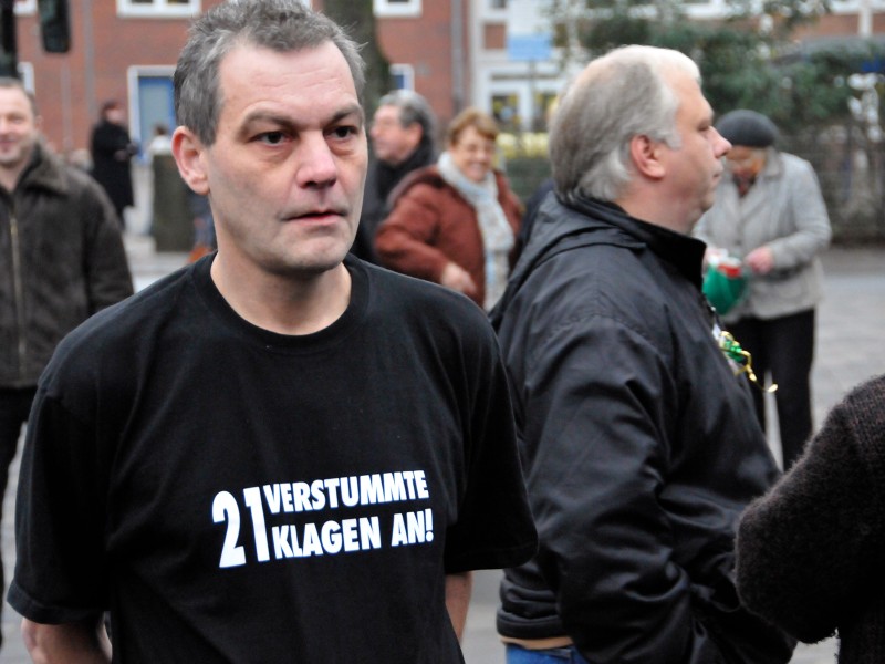 Rolf Karling, Gründer des Selbsthilfevereins „Bürger für Bürger Duisburg“, machte als „Ketchup-Attentäter bundesweit Schlagzeilen. Am 10. November 2010 ging Karling bei der Neueröffnung eines Marktplatzes in Duisburg-Rheinhausen mit einer Ketchup-Flasche auf Oberbürgermeister Adolf Sauerland los. Er stürmte vor die Bühne und spritzte Sauerland von oben bis unten mit Tomatensoße voll. Karling sagte: „Ich wollte dem OB zeigen, dass im Leben etwas passieren kann, ...