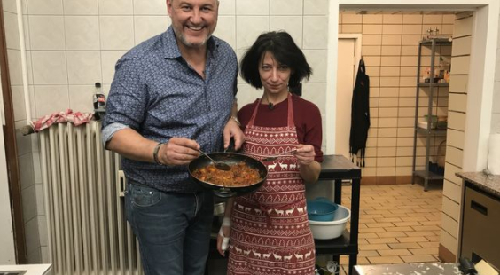 Gemeinsam mit Frank Rosin probiert Melanie Kocyan neue Rezepte in ihrer griechischen Taverne aus. 