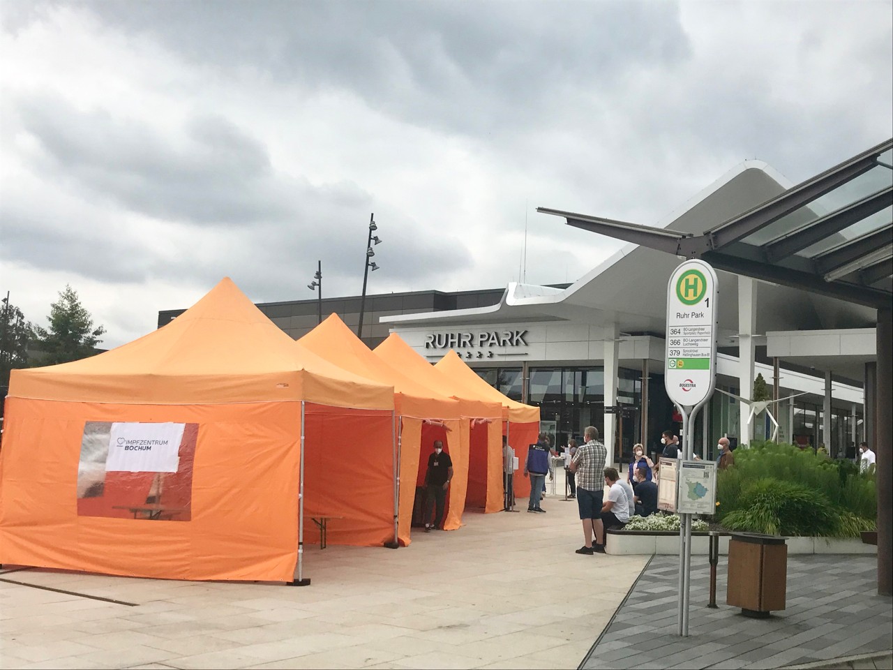 Mobiles Impftzentrum vor dem Ruhrpark Bochum.