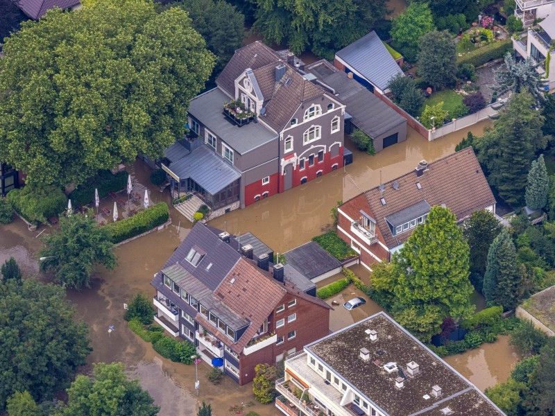 In Essen-Werden mussten Anwohner mit Schlauchbooten evakuiert werden, weil das Wasser so hoch stand.