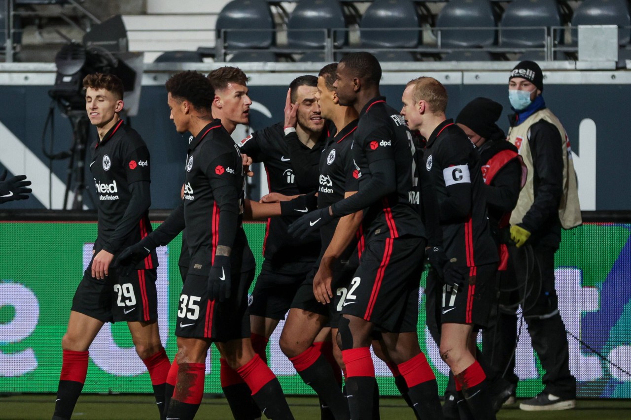 Nach kurzen Anfangsschwierigkeiten gehörte Eintracht Frankfurt die erste Halbzeit