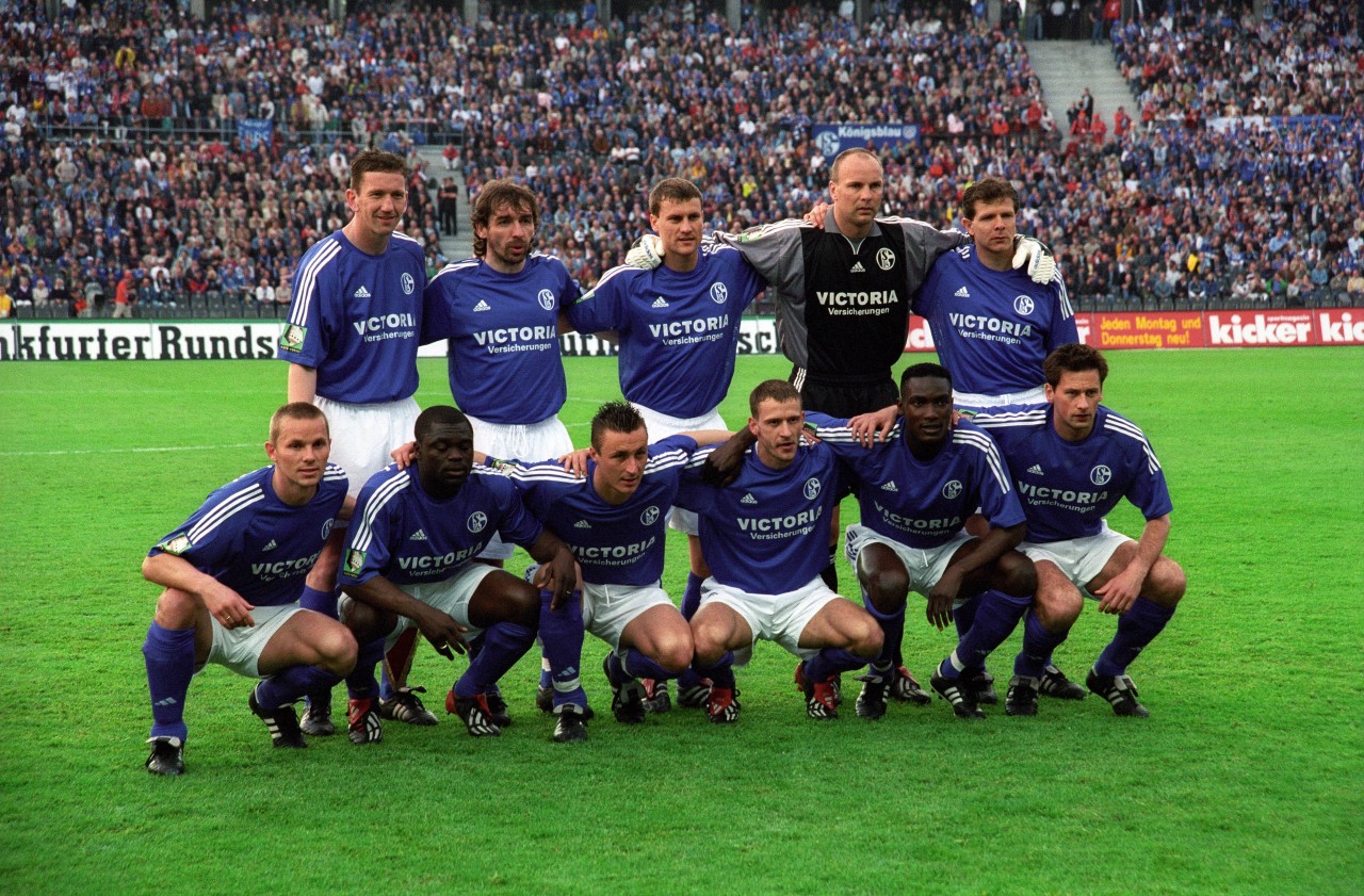 Mit dem FC Schalke 04 gewann Oliver Reck (2. von rechts, obere Reihe) zweimal den DFB-Pokal. 