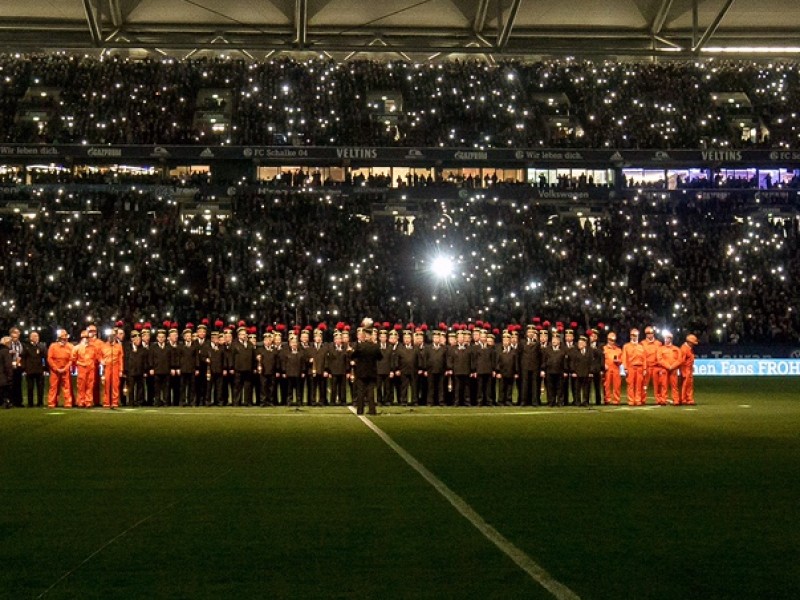 Der verblüffende Termin:
Am 04. Advent wird es auf Schalke besinnlich. Zum dritten Mal in Folge plante die Schalker Meile ein Adventssingen in der Glückauf-Kampfbahn nach dem Motto: Von den Fans für die Fans. Doch dieses Mal gab es am gleichen Tag eine Konkurrenzveranstaltung in Gelsenkirchen – ausgerechnet vom Verein selbst, in der Arena auf Schalke. Das sorgte für Irritationen im Schalker Anhang. Letztlich gingen beide Veranstaltungen über die Bühne. 600 Schalker entschieden sich für die kostenlose Variante in der Glückauf-Kampfbahn. 20.000 Besucher zahlten Eintritt für das Großevent mit DJ Ötzi und Florian Silbereisen in der Arena.