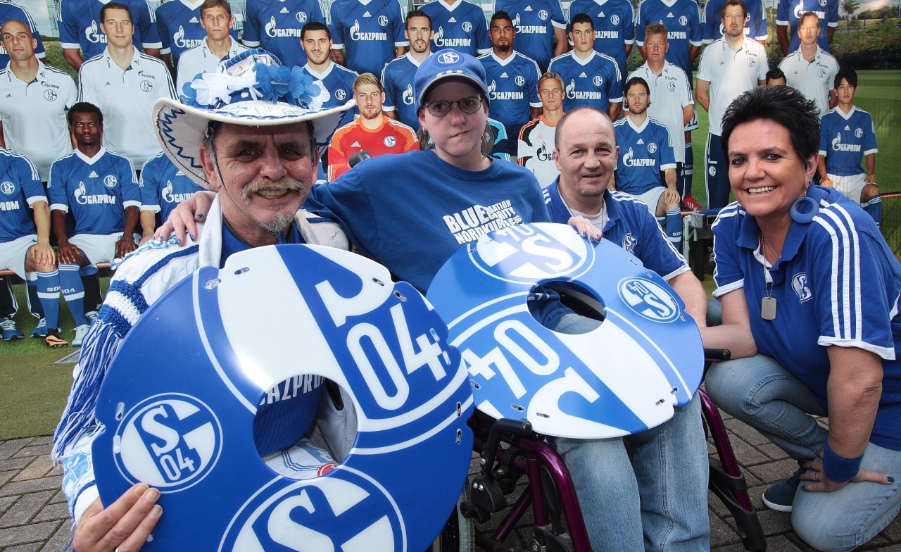 Franz Drews bei der Übergabe des Speichenschutzes an Julia. Julias Eltern Birgit und Ralf waren überwältigt von der Spendenaktion.