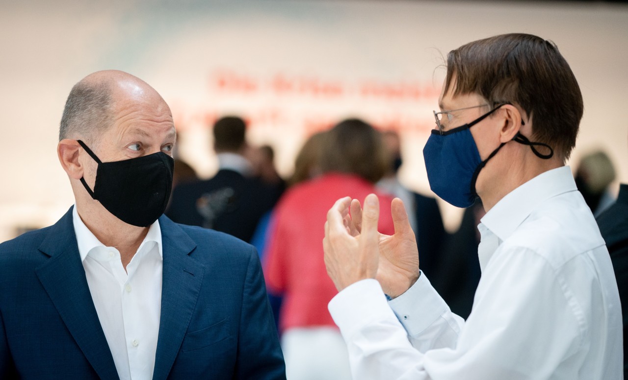 Macht er ihn zu seinem Gesundheitsminister? Olaf Scholz und Karl Lauterbach. 