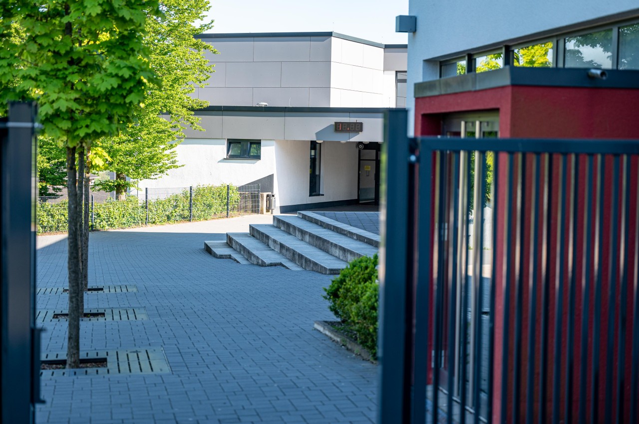 Zwei Jugendliche sind hier in NRW durch Stiche an einer Schule lebensgefährlich verletzt worden. Ein dritter Jugendlicher erlitt leichte Stichverletzungen.