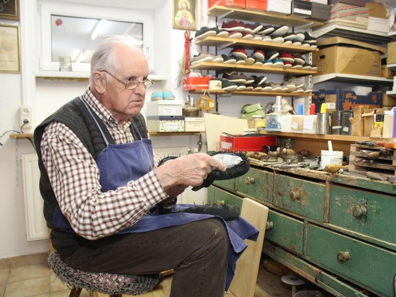 Ein Meister seines Fachs: Schuster Otto Marksteiner stellt in seiner Werkstatt Doggln her, typische Tiroler Haussschuhe.