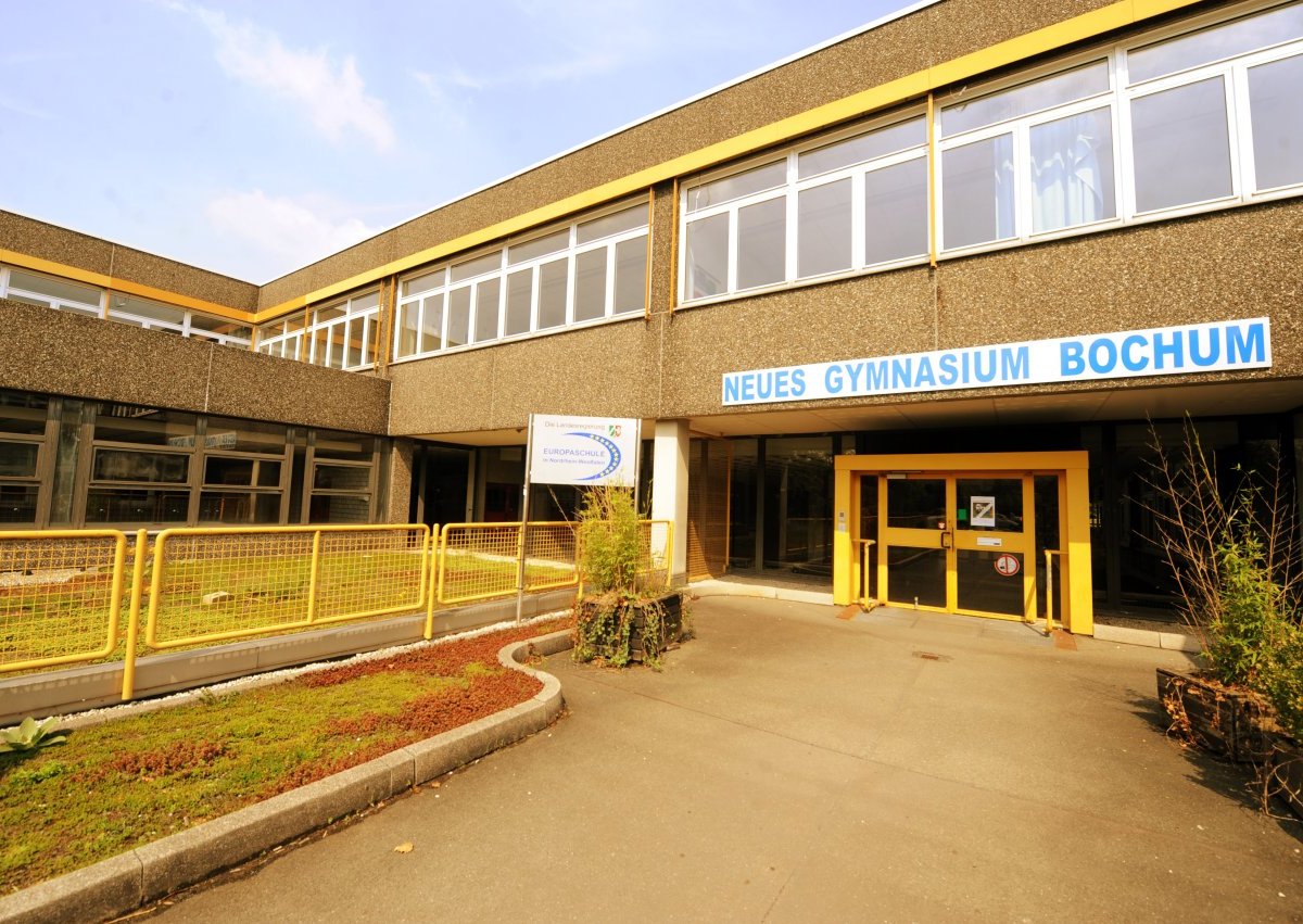 Schwimmbad Neues Gymnasium Bochum.jpg