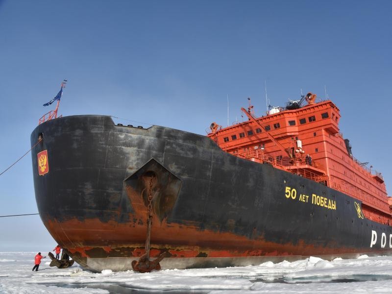 Der Eisbrecher 50 Let Pobedy hat sich am Nordpol in seine Parklücke geschoben. Die zwei Anker wiegen jeweils acht Tonnen.