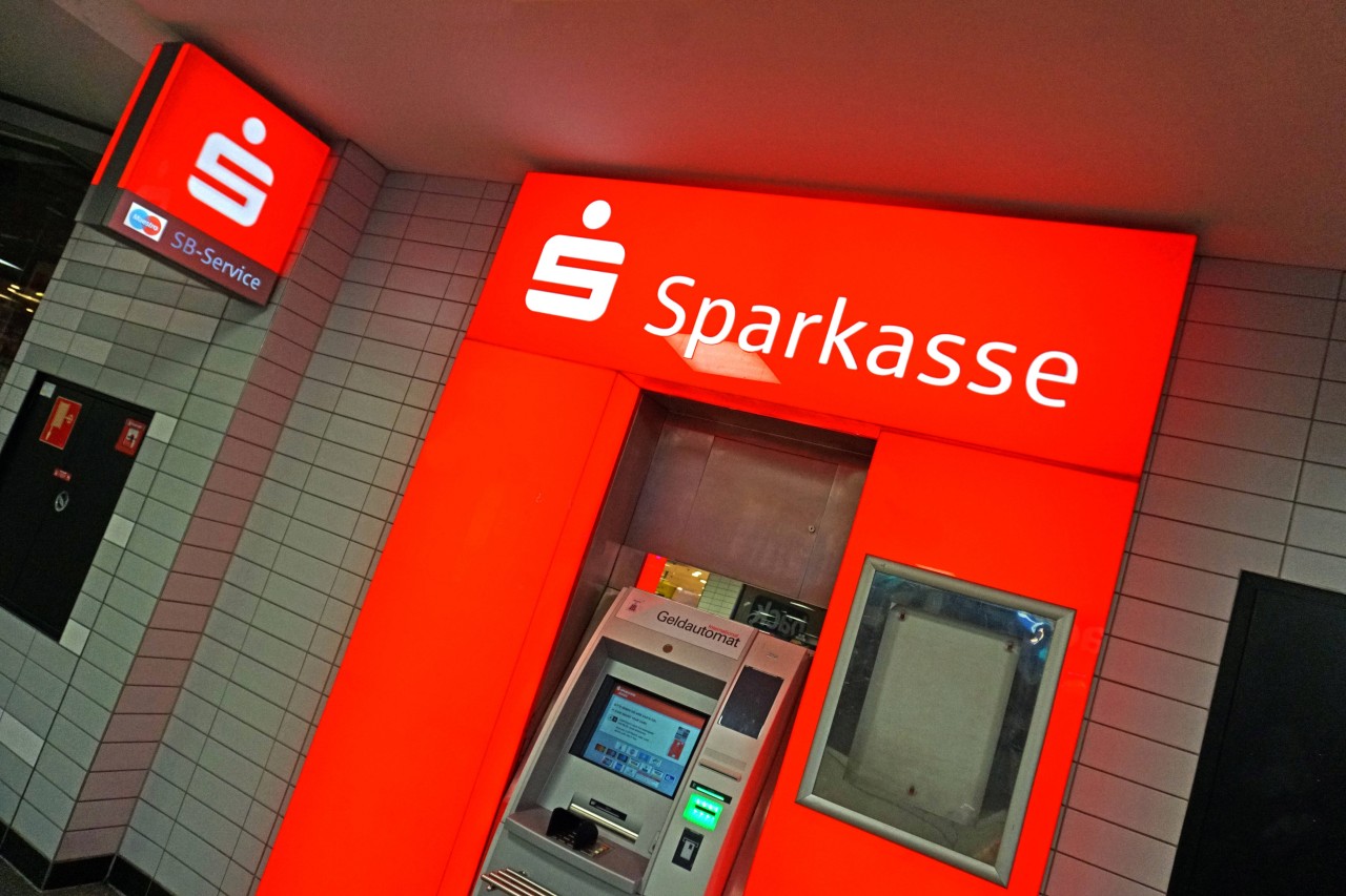 Die Sparkasse Essen überrascht ihre Kunden mit einer bitteren Neuigkeit. (Symbolfoto)