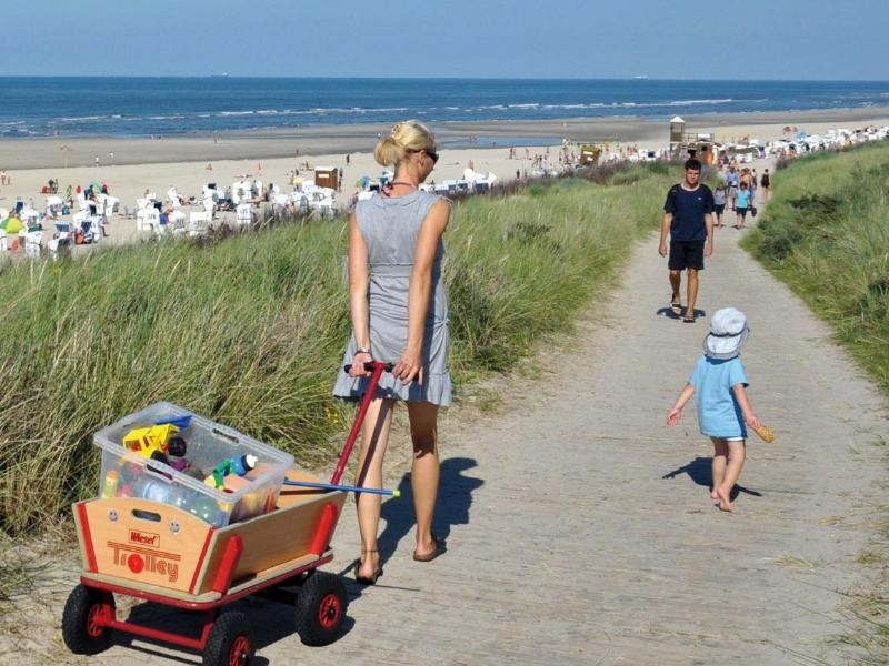 Die Kinder zieht es an den Strand, die Eltern folgen mit dem Bollerwagen.