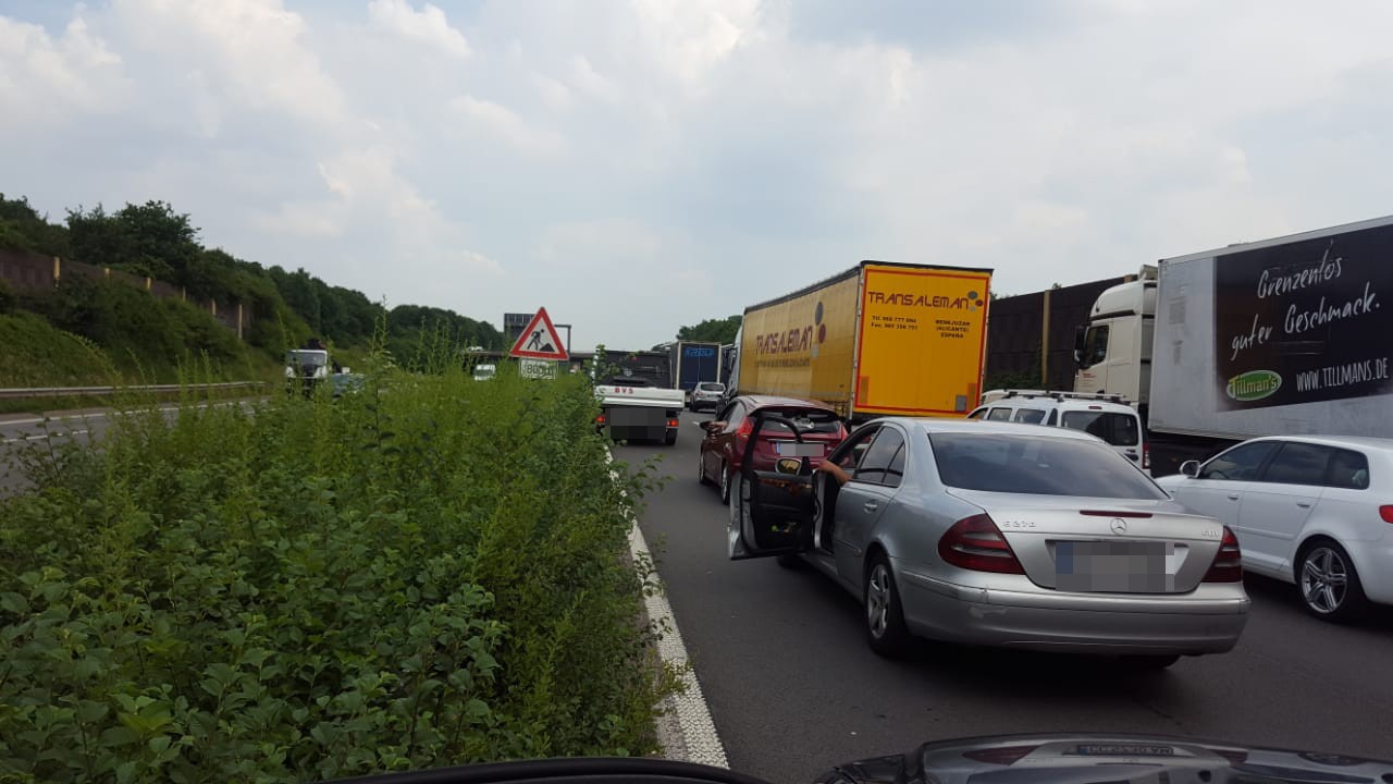 Auf mehreren Kilometern stehen Autos auf der A40.